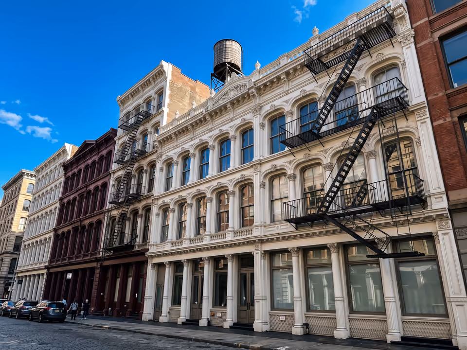 Fachadas de ferro fundido do SoHo, com janelas em arco e escadas de incêndio típicas do bairro