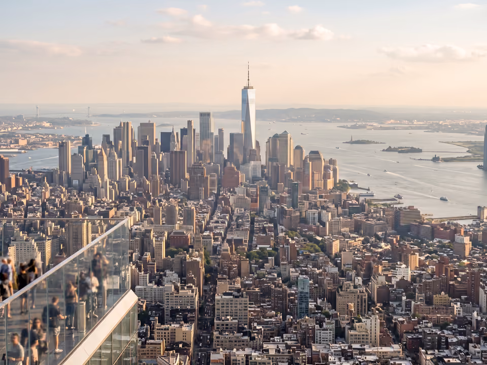 Vista do horizonte de Manhattan a partir do Top of the Rock, com o One World Trade Center ao fundo