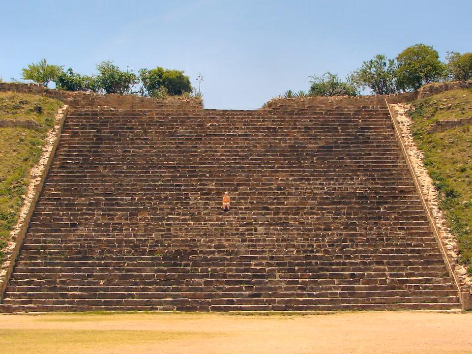 Escadaria monumental da Plataforma Sul do sítio arqueológico de Monte Albán, Oaxaca, México