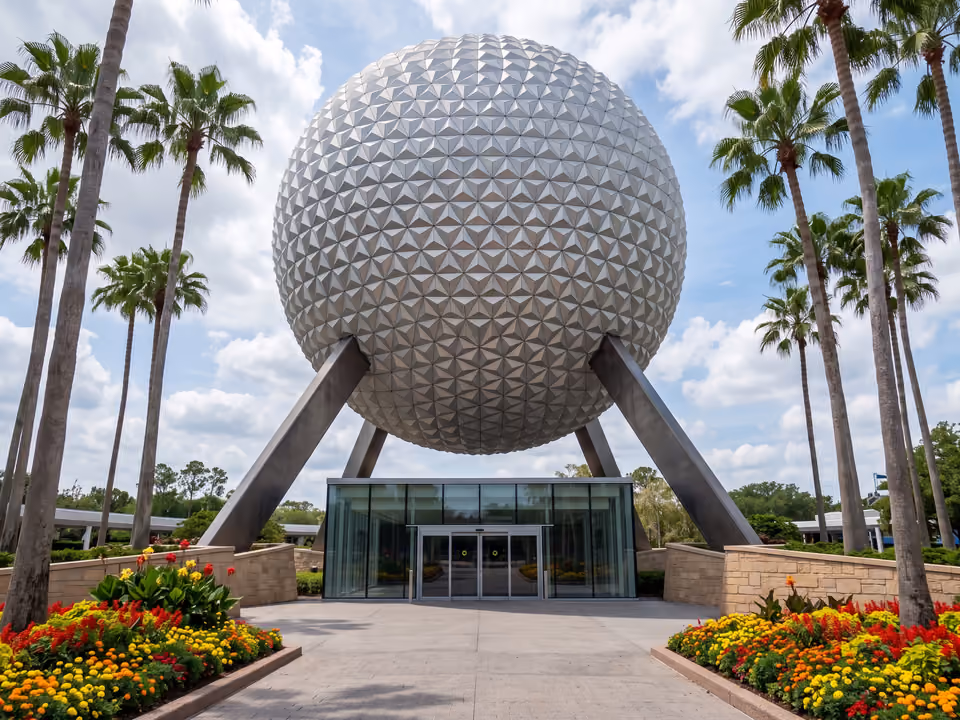 Spaceship Earth, a esfera geodésica prateada da EPCOT, elevada sobre dois pilares inclinados