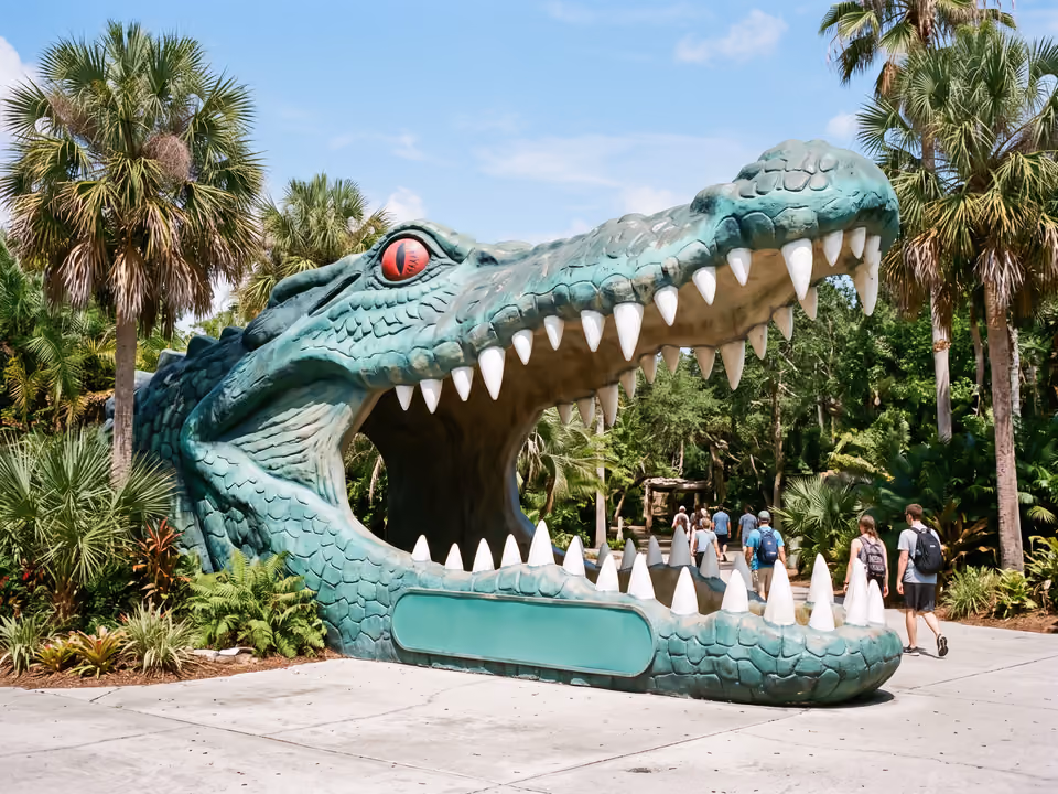 Entrada da Gatorland em formato de boca de jacaré aberta, verde-turquesa, com passarela por dentro