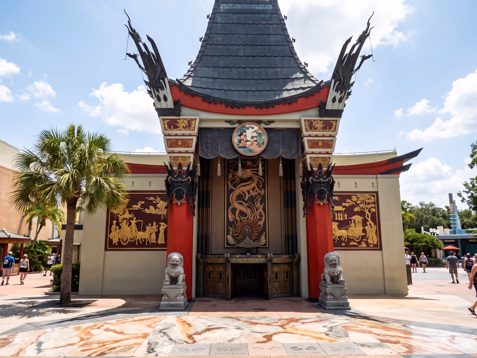 Réplica do Chinese Theatre na entrada do Hollywood Studios, com pilares em dracões esculpidos e leões-guardiões de pedra