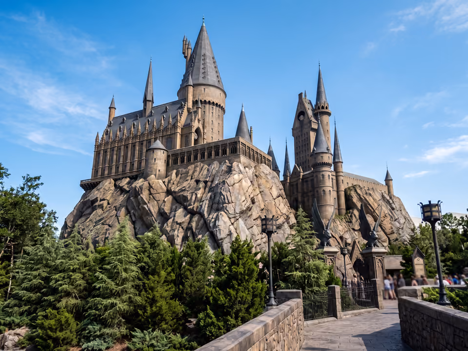 Castelo de Hogwarts na área do Wizarding World, torres de pedra sobre afloramento rochoso na Islands of Adventure