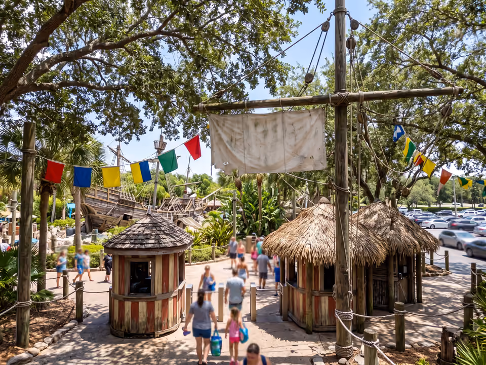 Entrada náufraga do Typhoon Lagoon, com casebres de palha, bandeirolas e o veleiro encalhado ao fundo