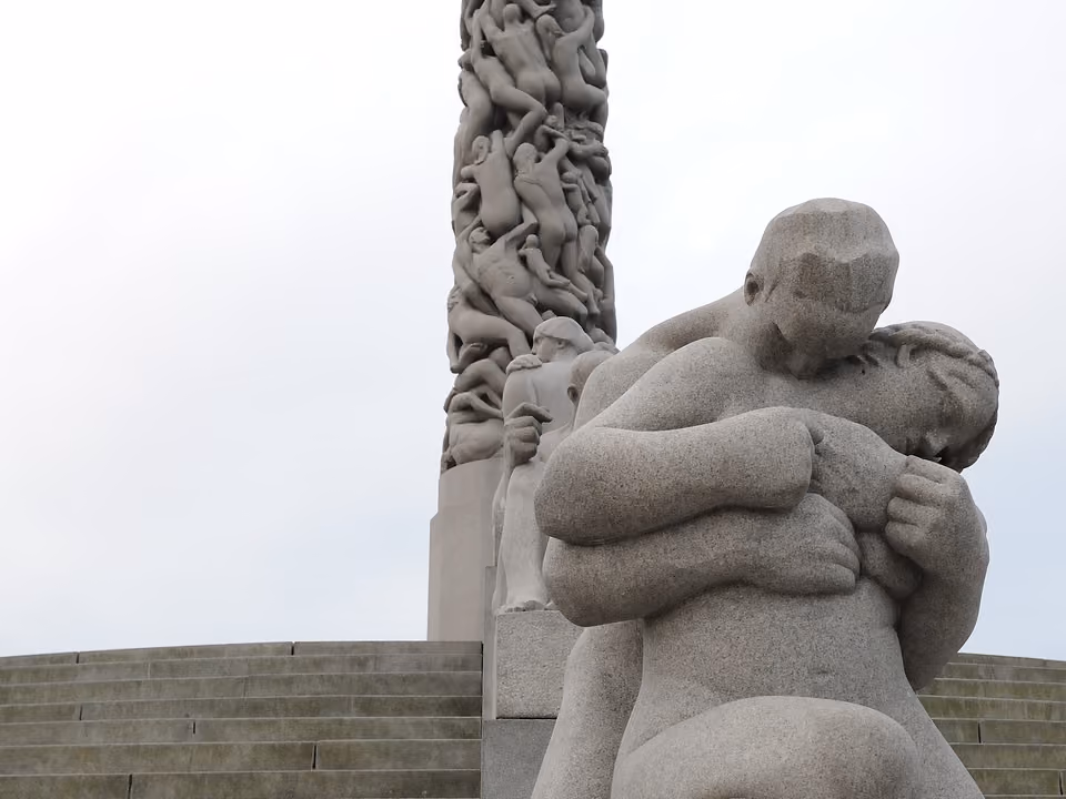 Monolito e escultura de casal abraçado no Parque Vigeland, Oslo, Noruega