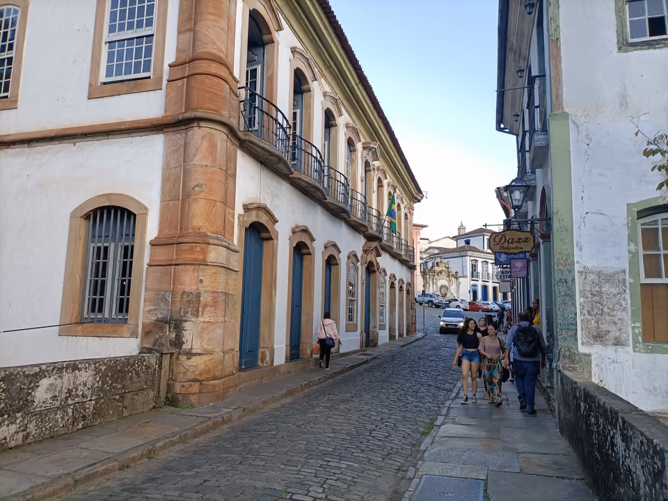 Fachada da Casa dos Contos em Ouro Preto, sobrado colonial branco com cantaria de pedra nas janelas e sacadas de ferro, na Rua São José