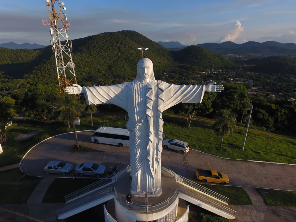 Vista aérea da estátua do Cristo Rei do Pantanal, no alto de um morro com vista para Corumbá