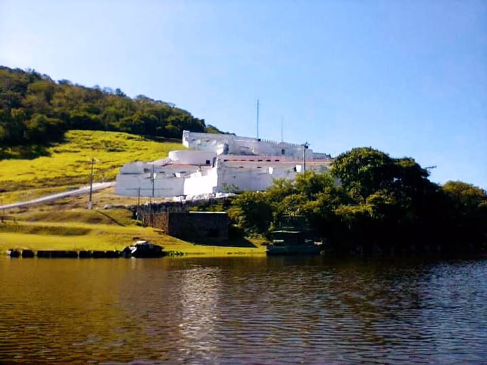 Forte de Coimbra, fortaleza branca no alto de um morro à margem do Rio Paraguai