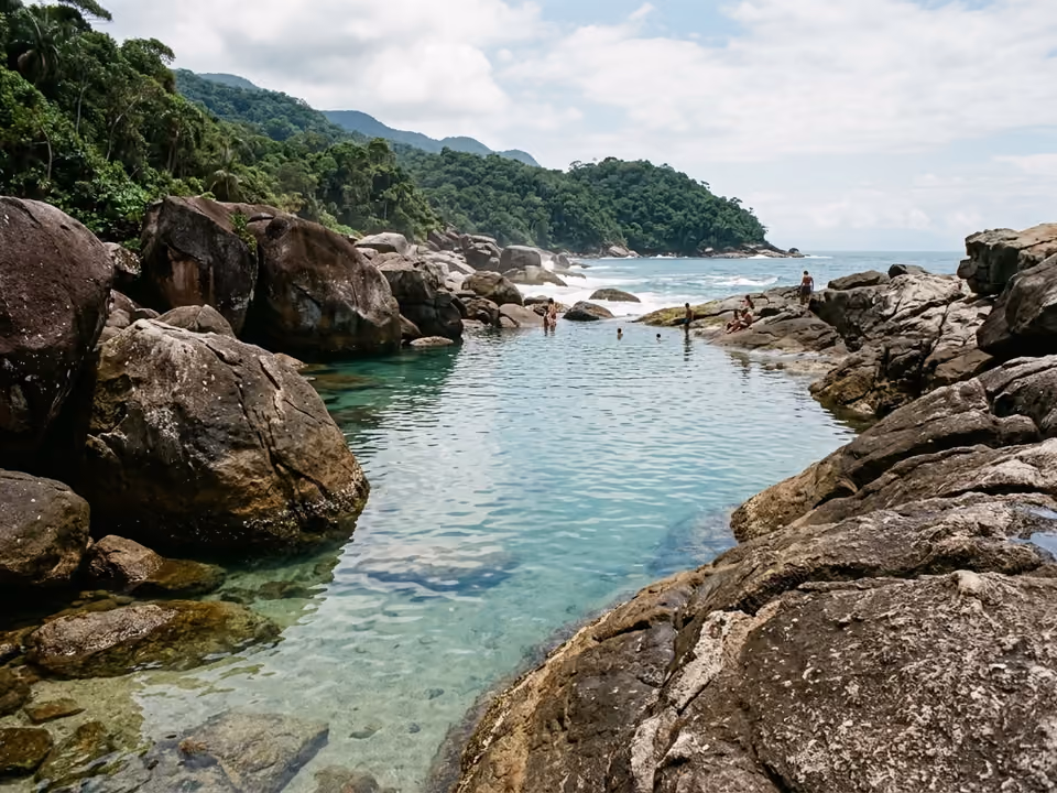 Piscina natural do Cachadaço, água do mar transparente cercada por pedras gigantes de granito