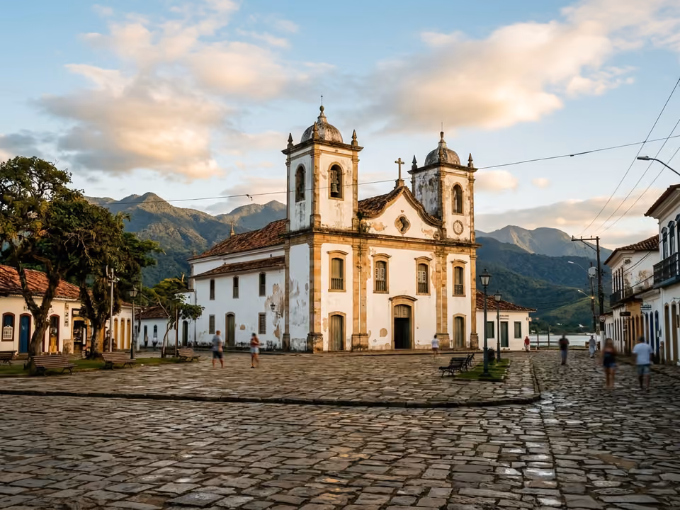Igreja Matriz colonial na praça principal do centro histórico com montanhas ao fundo