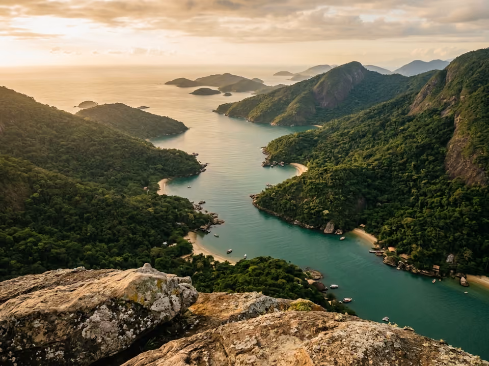 Vista do cume rochoso do Pão de Açúcar do Mamanguá sobre o fiorde verde com praias e ilhas