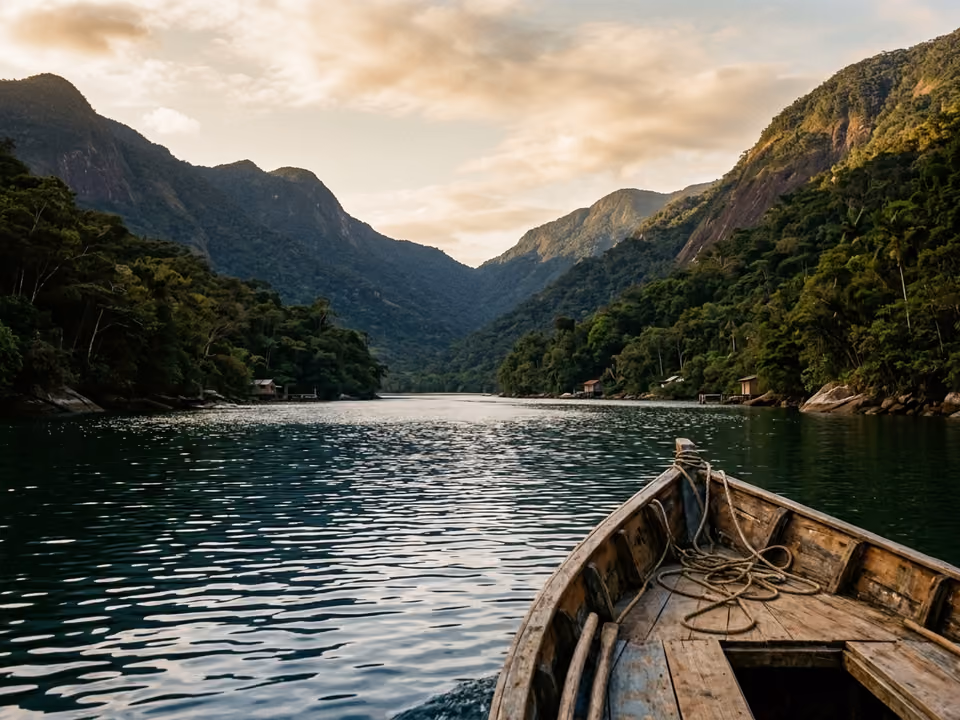 Braço de mar estreito e calmo do Saco do Mamanguá entre montanhas íngremes de mata, visto da água