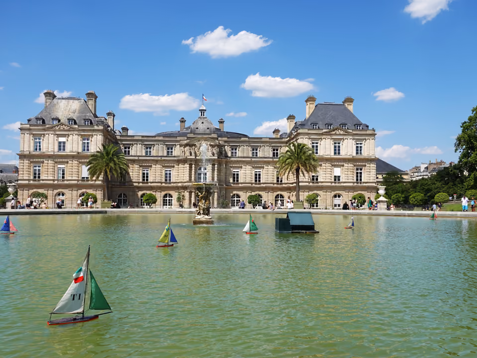 Palácio de Luxemburgo e o tanque octogonal do Jardim de Luxemburgo, com pequenos veleiros de aluguel na água