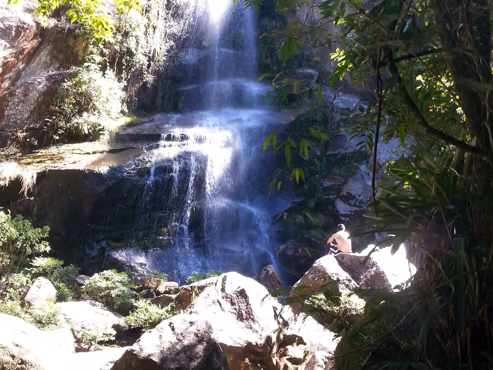 Cachoeira Véu da Noiva, no distrito do Parnaso, em Petrópolis, cercada de vegetação