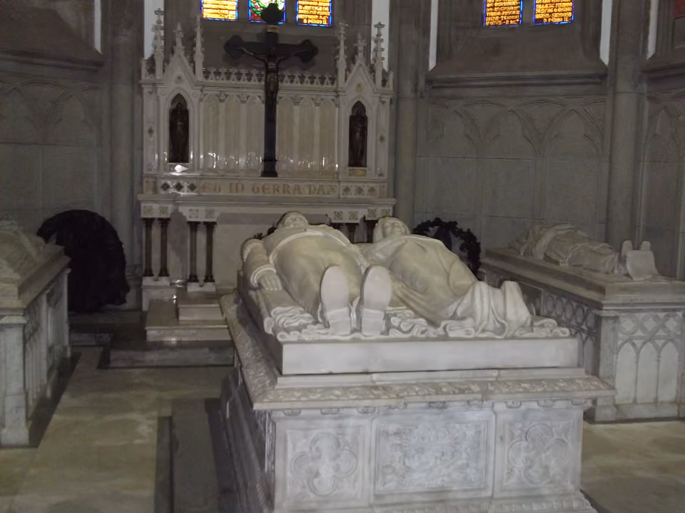 Túmulos de mármore de Dom Pedro II e da Imperatriz Teresa Cristina, no mausoléu imperial dentro da Catedral São Pedro de Alcântara, em Petrópolis