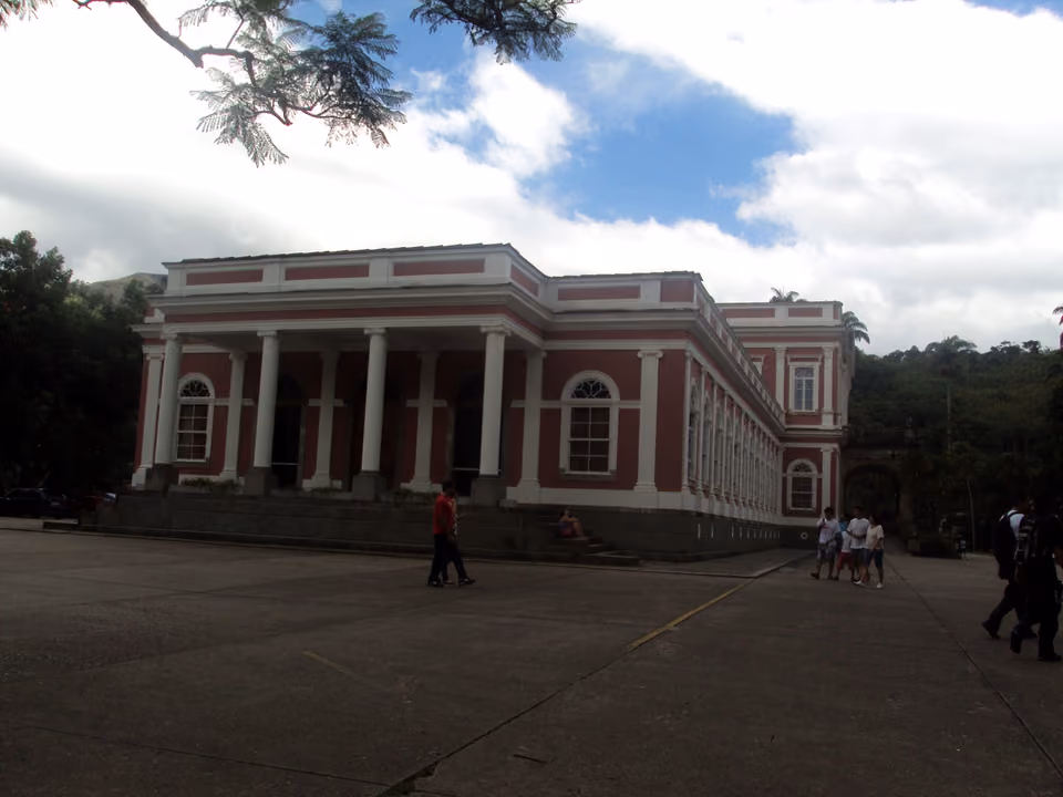 Fachada neoclássica do Museu Imperial de Petrópolis, antigo palácio de verão da família imperial