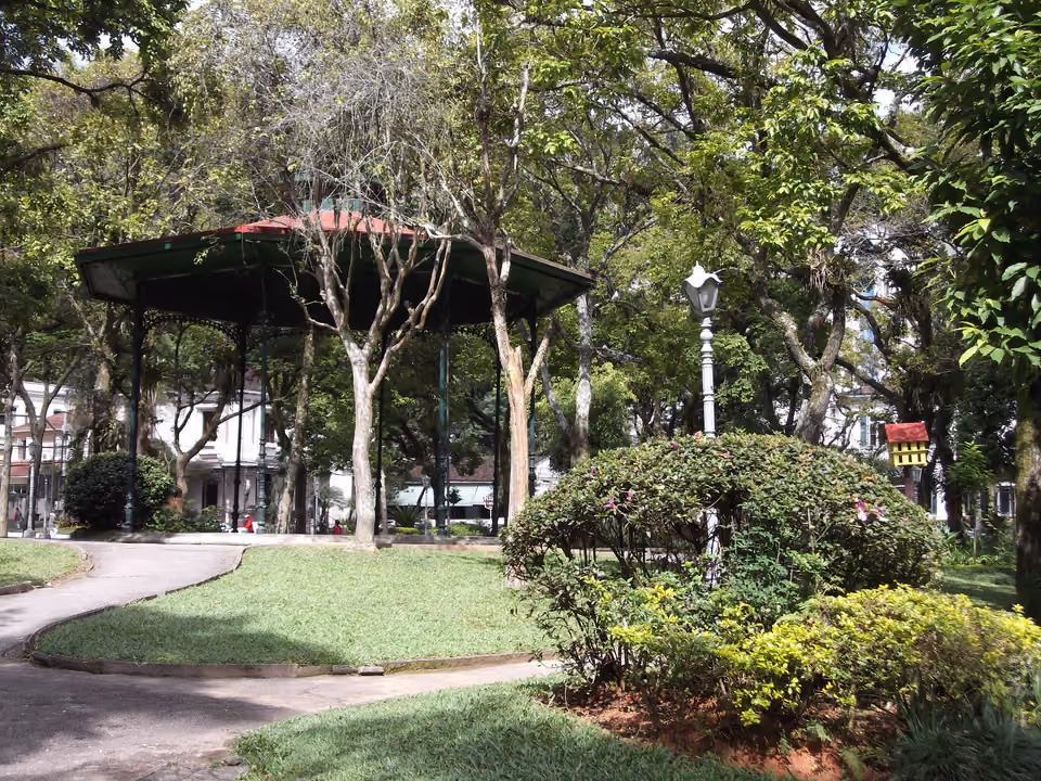 Coreto histórico e jardim da Praça da Liberdade, em Petrópolis