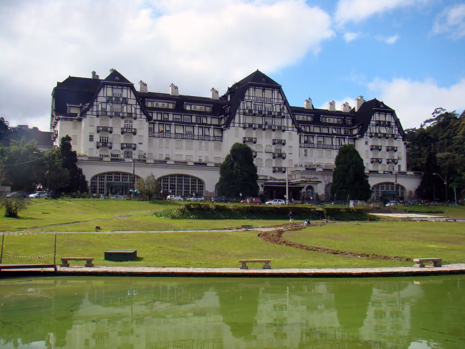 Fachada de estilo normando do Palácio Quitandinha, em Petrópolis, com a torre pontuda característica