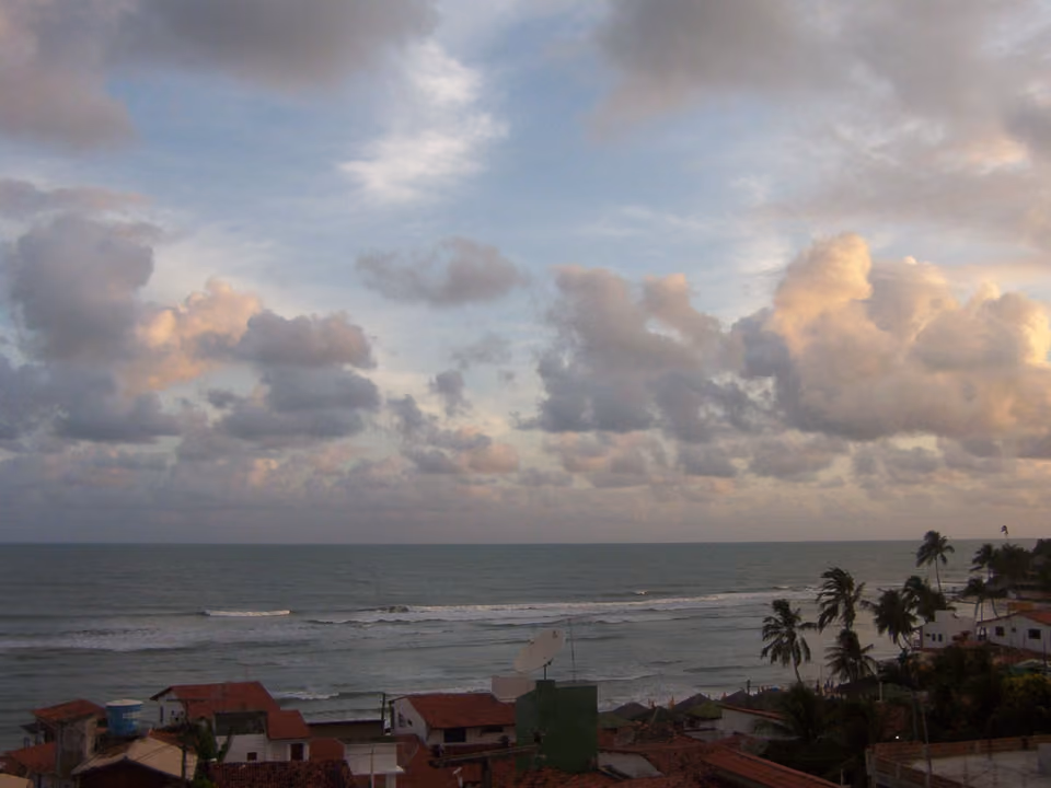 Vista costeira de Pipa, Rio Grande do Norte, com nuvens sobre o mar
