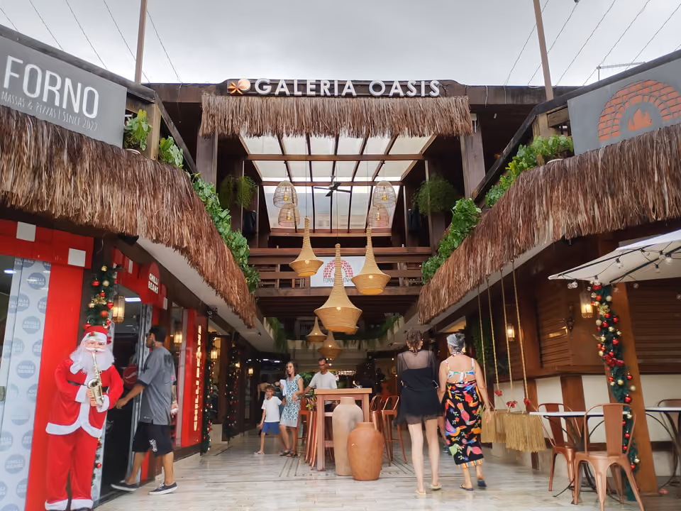 Galeria comercial com restaurante e loja na vila de Pipa, Rio Grande do Norte