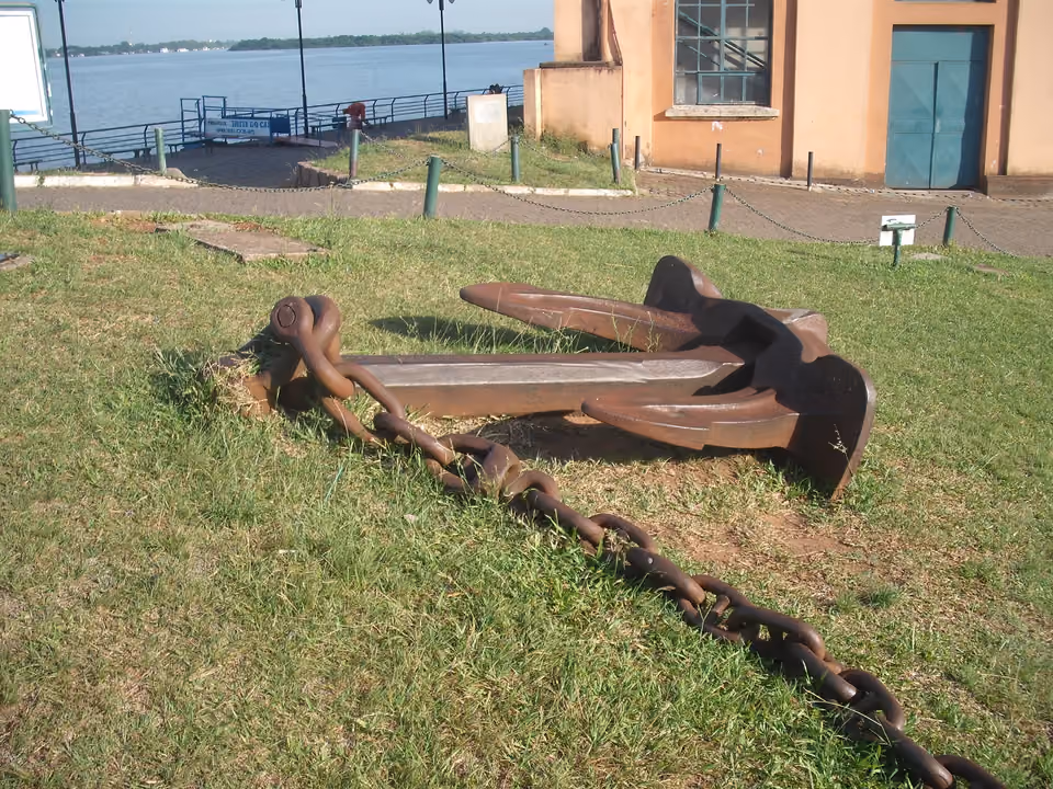 Fachada da Usina do Gasômetro à beira do Guaíba, em Porto Alegre