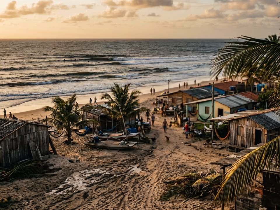 Ondas de Maracaípe com silhuetas de surfistas ao longe e clima de vila de pesca