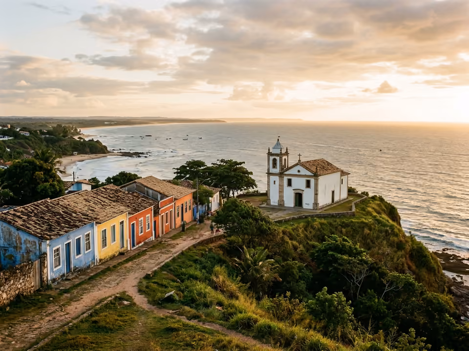 Casarios coloniais coloridos e igrejinha branca da Cidade Alta no alto da falésia sobre o mar
