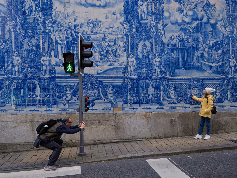 Fachada da Capela das Almas em Porto, coberta por painéis de azulejos azuis e brancos representando cenas religiosas