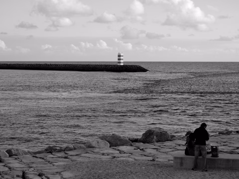 Farol de São Miguel-o-Anjo na Foz do Douro, em Porto, à beira do encontro do rio com o Oceano Atlântico