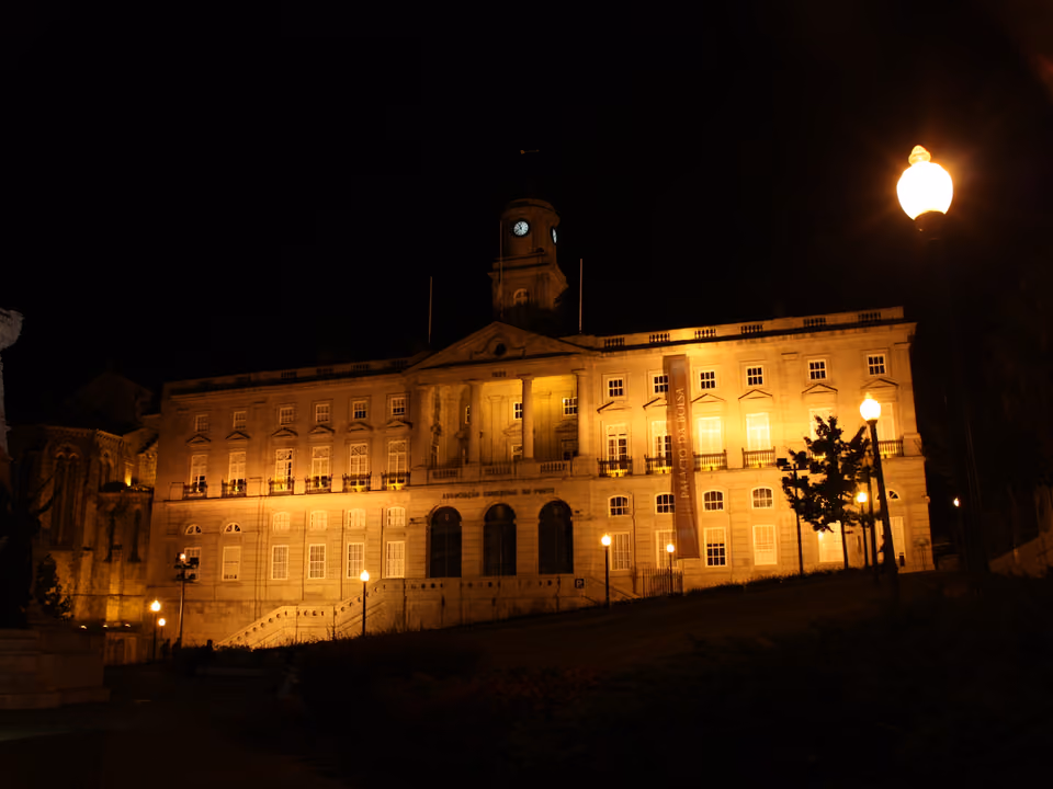 Fachada neoclássica do Palácio da Bolsa em Porto, o antigo edifício da bolsa de comércio da cidade