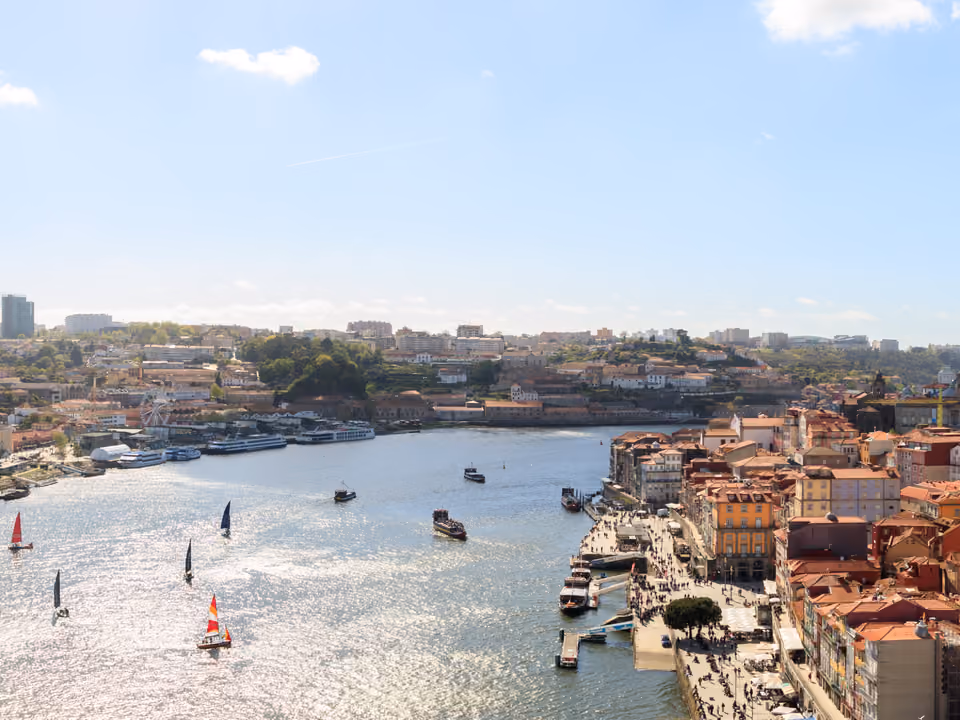 Ponte Dom Luís I em Porto, a ponte de ferro de dois tabuleiros ligando as margens do rio Douro