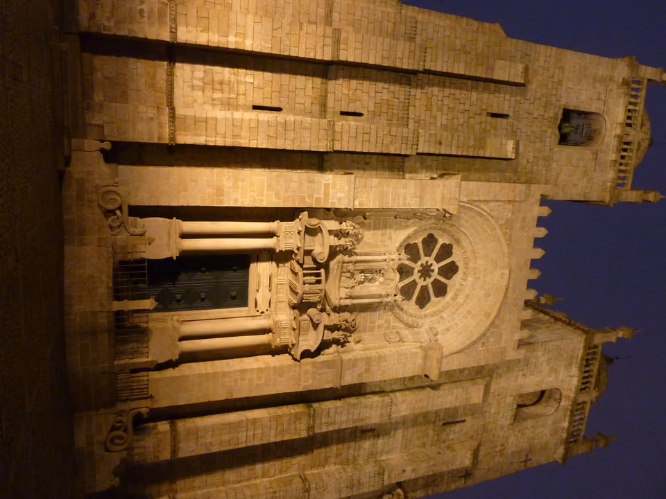 Fachada fortificada da Sé do Porto, a catedral românica com aparência de fortaleza no alto da colina