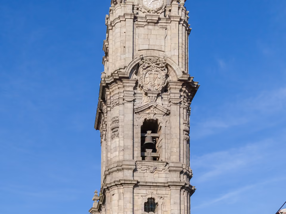 Torre dos Clérigos em Porto, a torre barroca de pedra granítica alta sobre o centro histórico