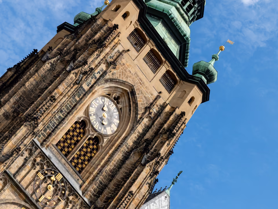 Catedral de São Vito dentro do Castelo de Praga, com as torres góticas pontudas e vitrais coloridos na fachada