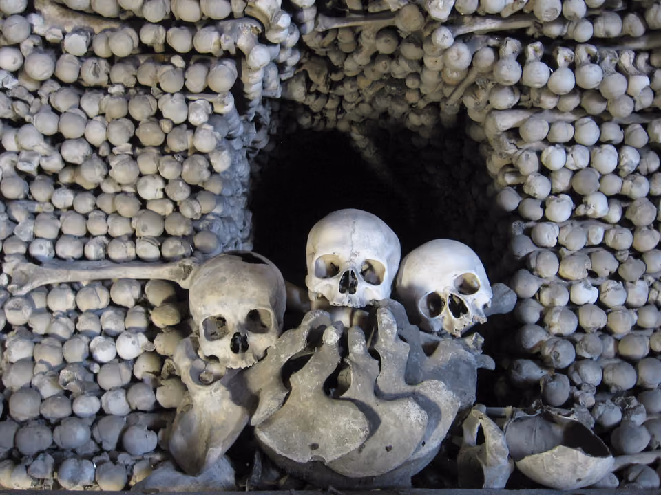 Interior do Ossário de Sedlec em Kutná Hora, a capela decorada com ossos humanos organizados em padrões ornamentais