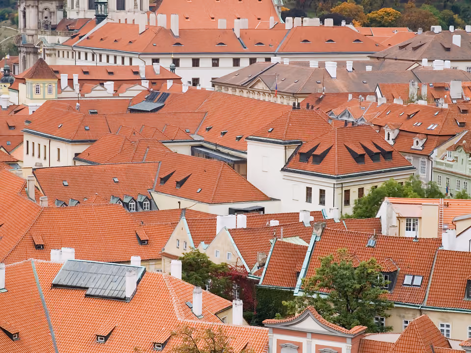 Vista dos telhados vermelhos do bairro Malá Strana em Praga, vistos do alto perto do Castelo de Praga