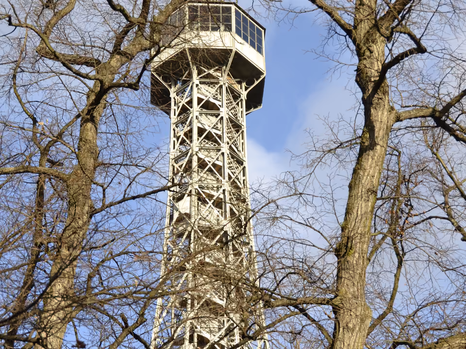 Torre de observação de Petřín em Praga, uma réplica em miniatura da Torre Eiffel no topo de uma colina arborizada