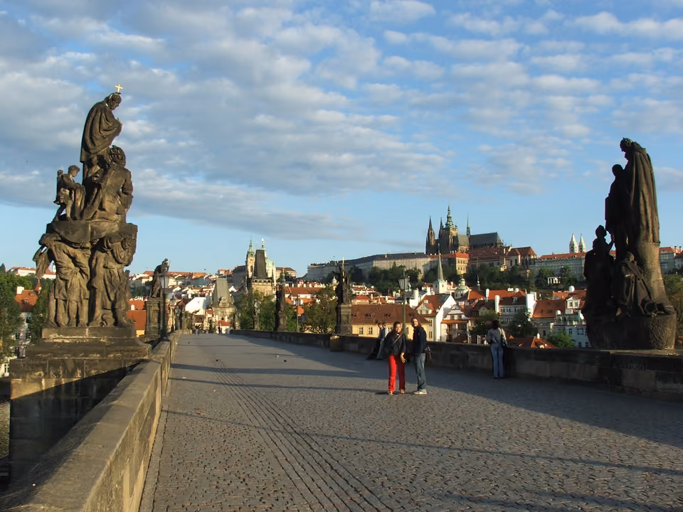 Ponte Carlos em Praga, a ponte gótica de pedra sobre o rio Vltava com as estátuas barrocas ao longo da balaustrada