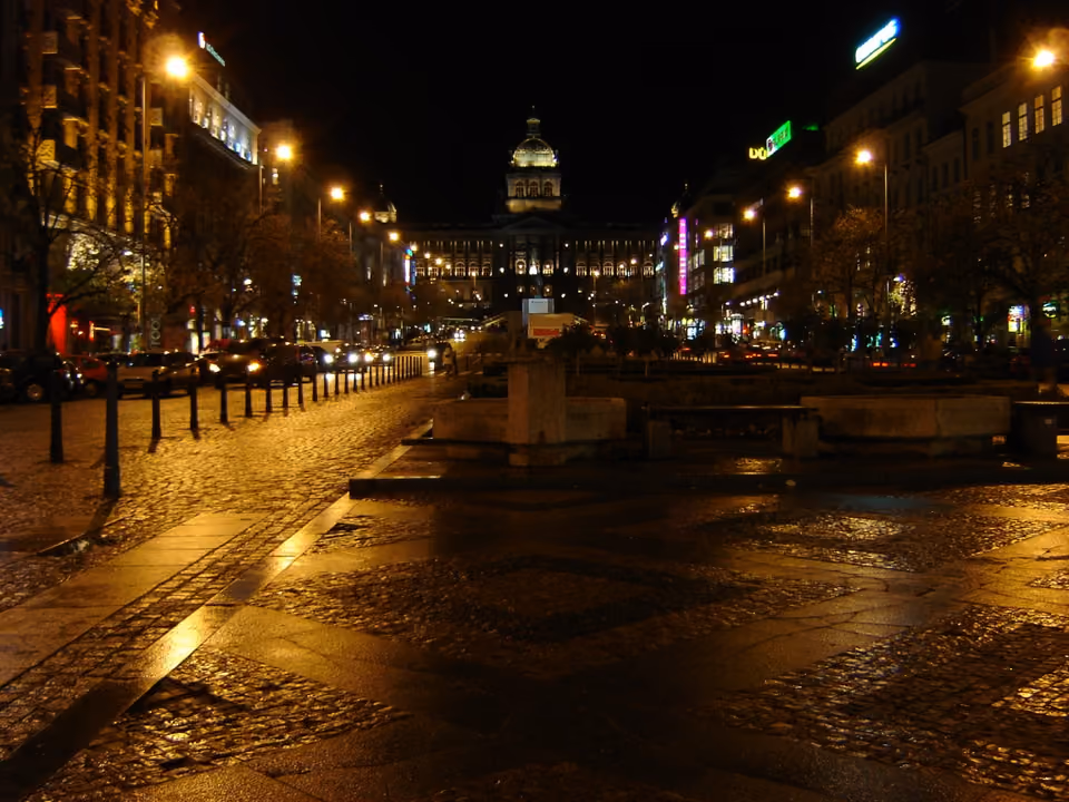 Praça Venceslau em Praga com o prédio do Museu Nacional ao fundo, a fachada neorrenascentista no topo da avenida