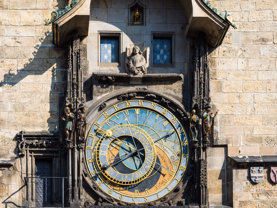 Relógio Astronômico de Praga na fachada da Torre da Prefeitura da Cidade Velha, com o mostrador dourado e os símbolos do zodíaco