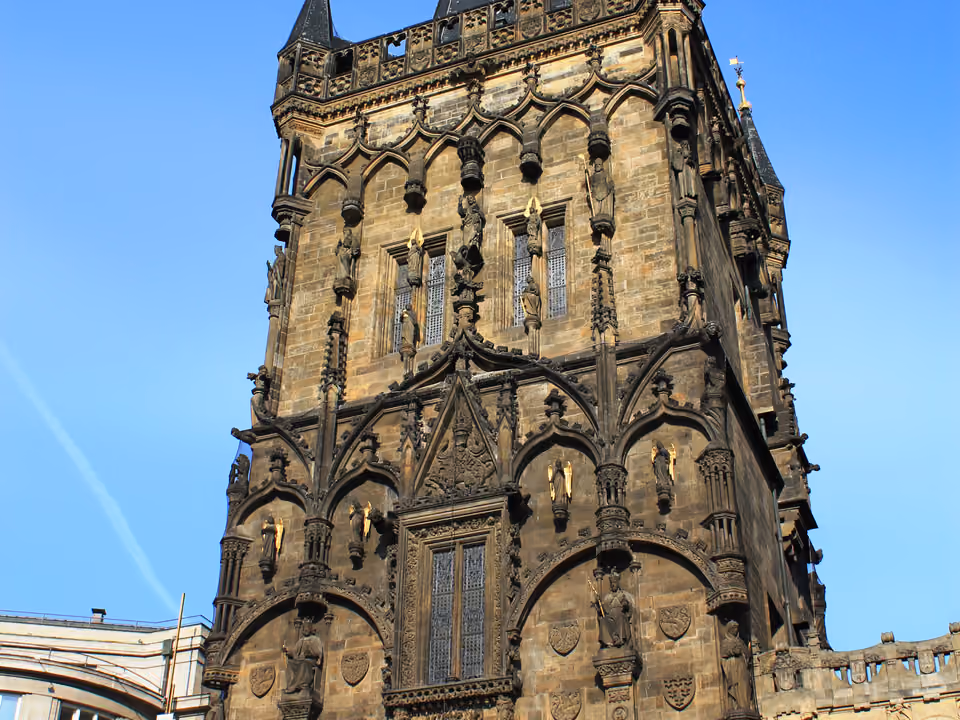 Torre da Pólvora em Praga, a torre gótica de pedra escura na entrada da Cidade Velha, ao lado da Casa Municipal art nouveau