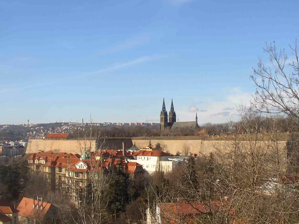 Fortificação de Vyšehrad em Praga, com as muralhas de pedra e a vista sobre o rio Vltava ao entardecer