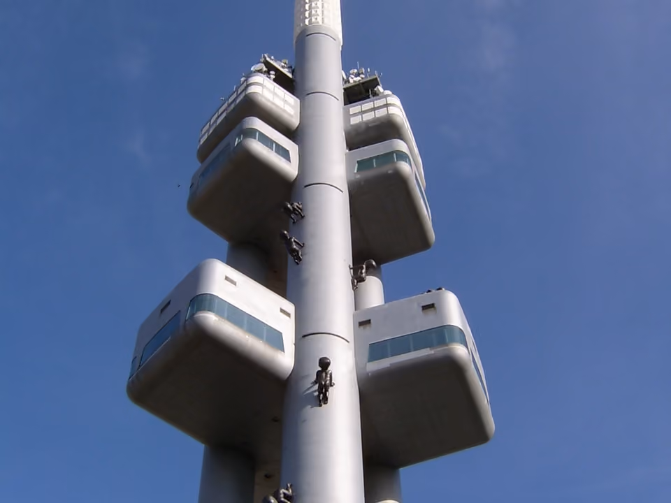 Torre de televisão de Žižkov em Praga, a estrutura futurista alta com esculturas de bebês escalando a fachada