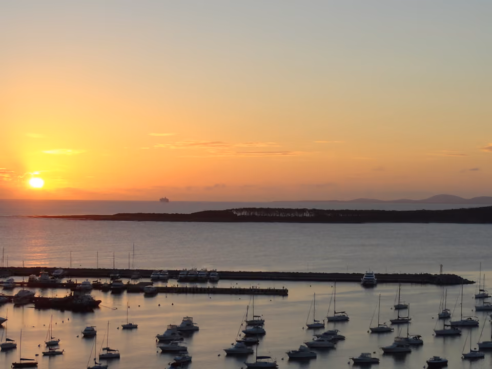 Baía de Punta del Este ao pôr do sol, com veleiros ancorados, Uruguai