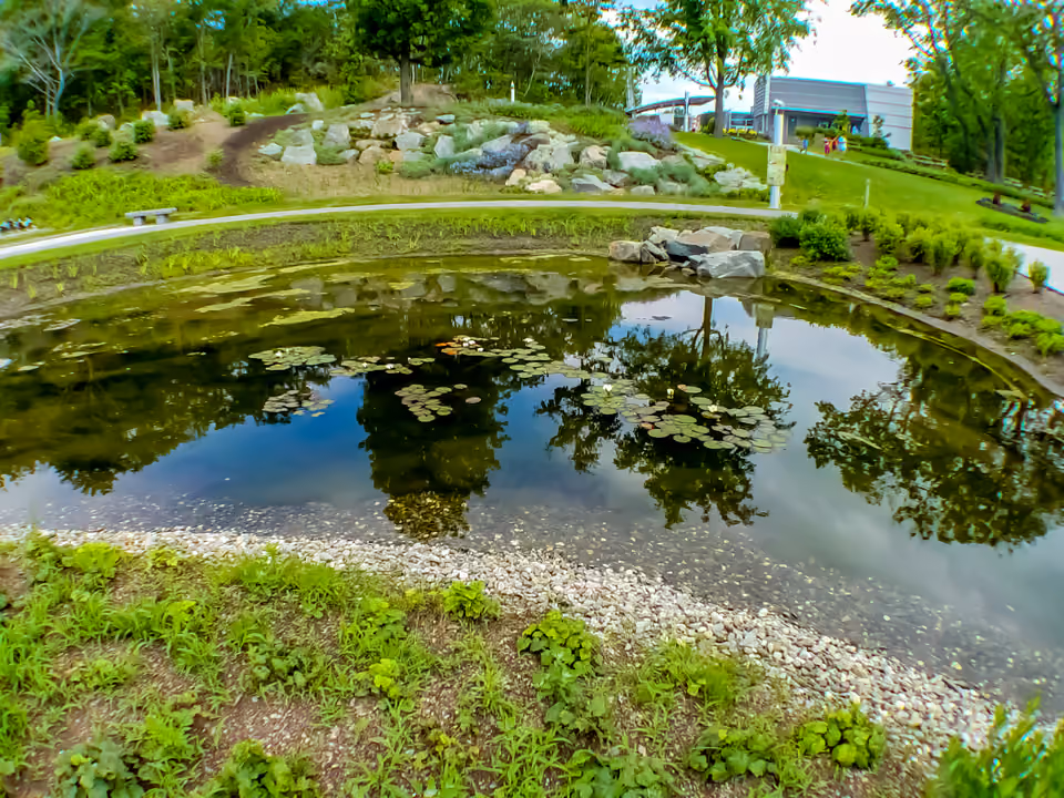 Jardim e lago decorativo na área externa do Aquarium du Québec