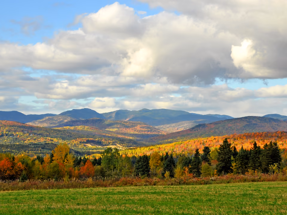 Paisagem de outono na região de Charlevoix, perto de Quebec, com montanhas cobertas de folhagem colorida