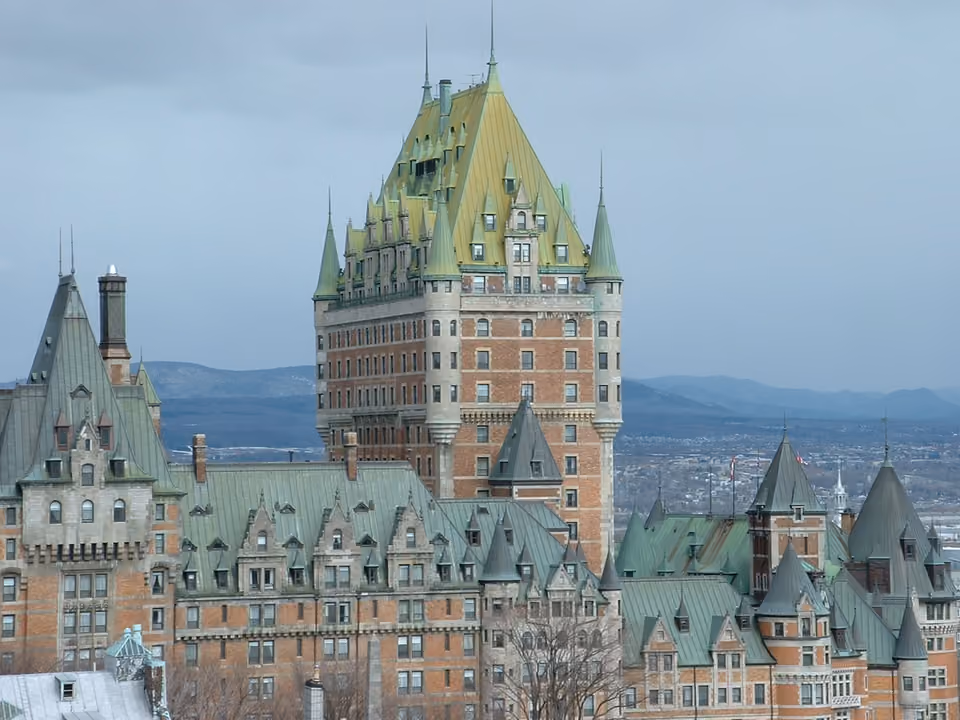 Fachada do Château Frontenac em Quebec, hotel histórico com torres de telhado de cobre esverdeado