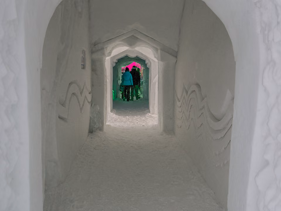 Interior do Hôtel de Glace perto de Quebec, com esculturas de gelo e mobília feita inteiramente de gelo