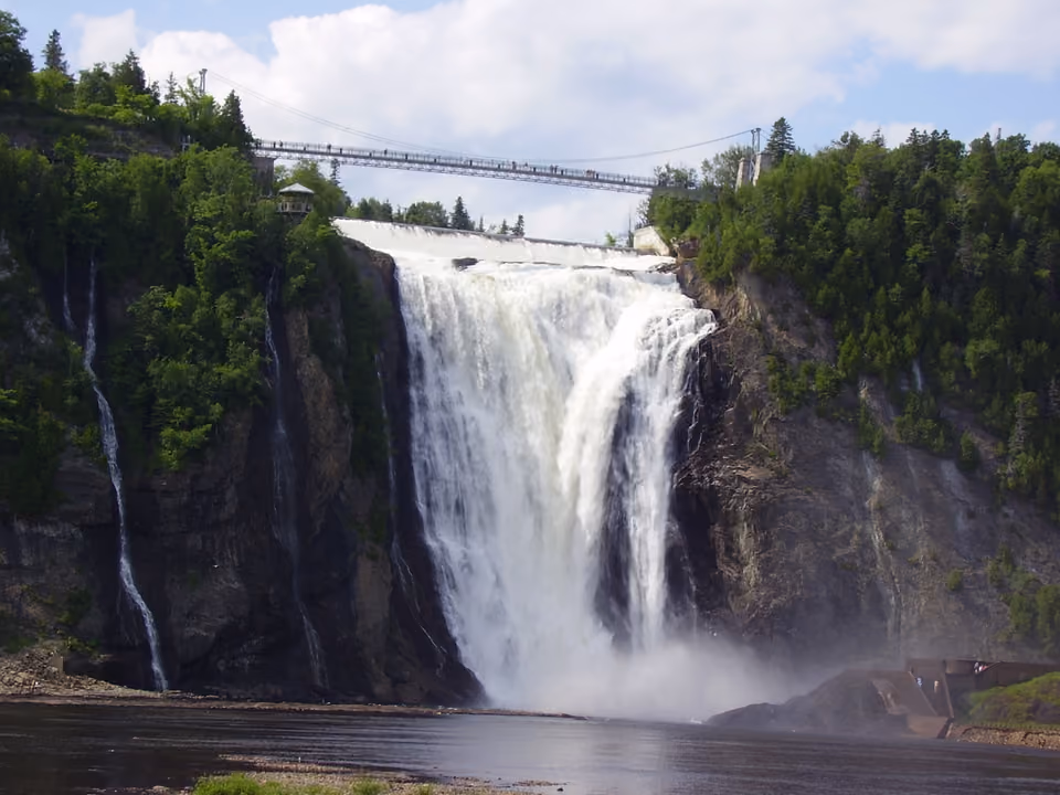 Quedas de Montmorency, perto de Quebec, com o teleférico e a passarela suspensa sobre a cachoeira