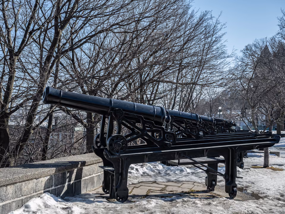 Canhões antigos alinhados sobre as muralhas fortificadas de Quebec, no inverno